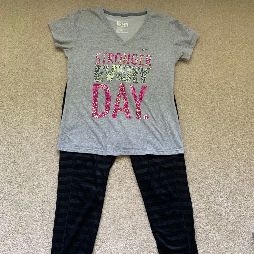 Nike workout bundle: t-shirt and leggings